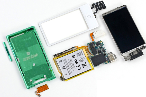 Компоненты iPod nano седьмого поколения (здесь и выше фото iFixit).