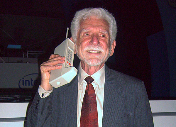 Мартин Купер с телефоном Motorola DynaTAC (фото Rico Shen / Wikimedia Commons).