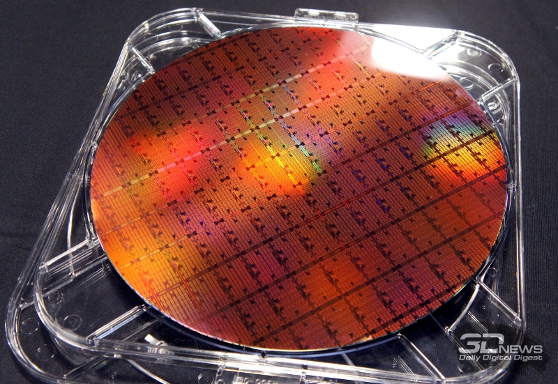 Пластина с Intel Xeon Phi KNL — удивительно сложными и большими кристаллами