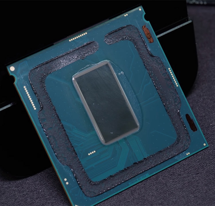 «Скальпированный» Core i7-8086K (Coffee Lake-S)