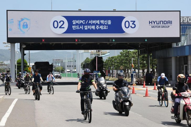 Рабочие Hyundai Motor покидают завод в Ульсане во время частичной забастовки